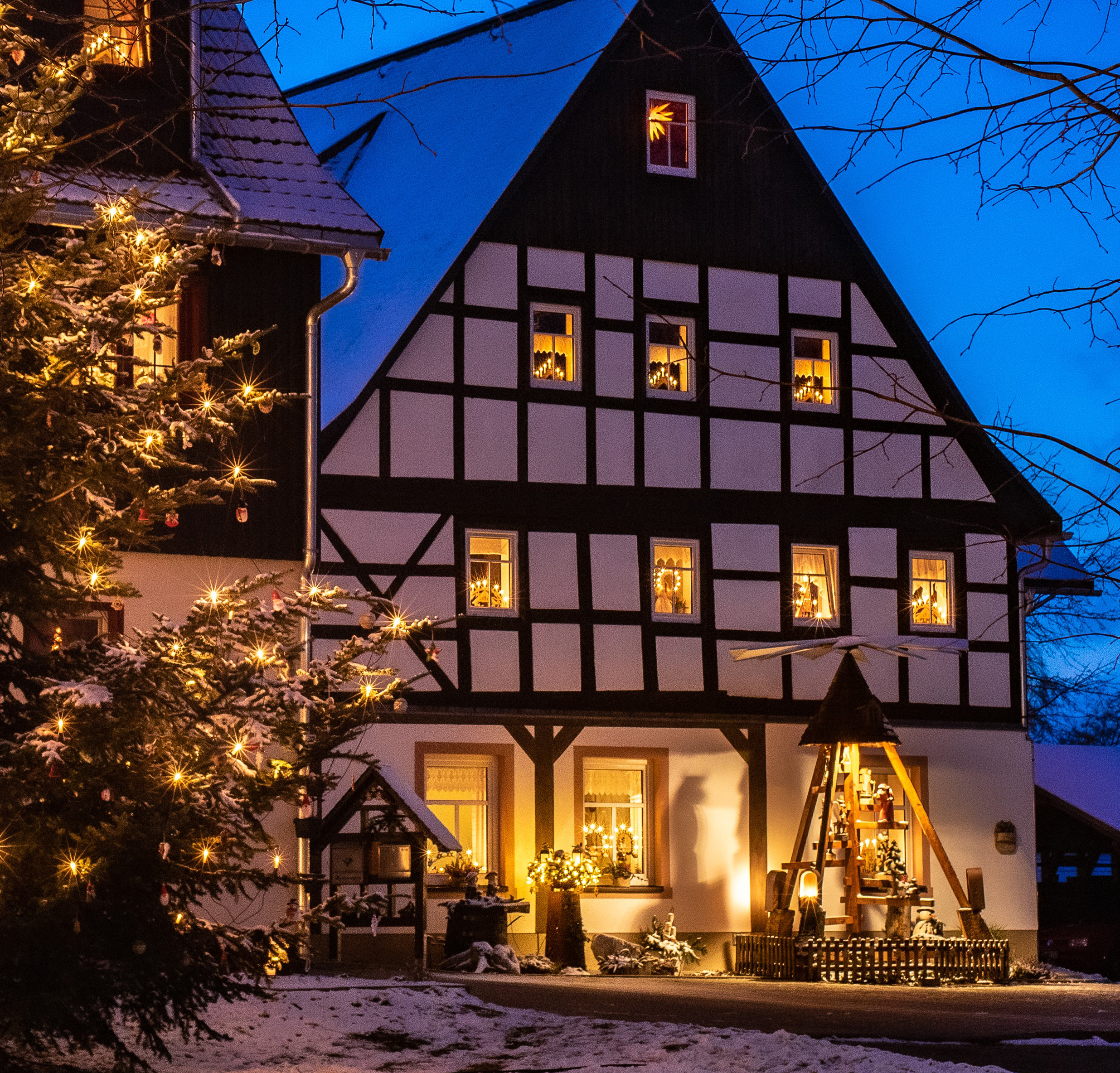 Bild weihnachtlich geschmücktes Haus