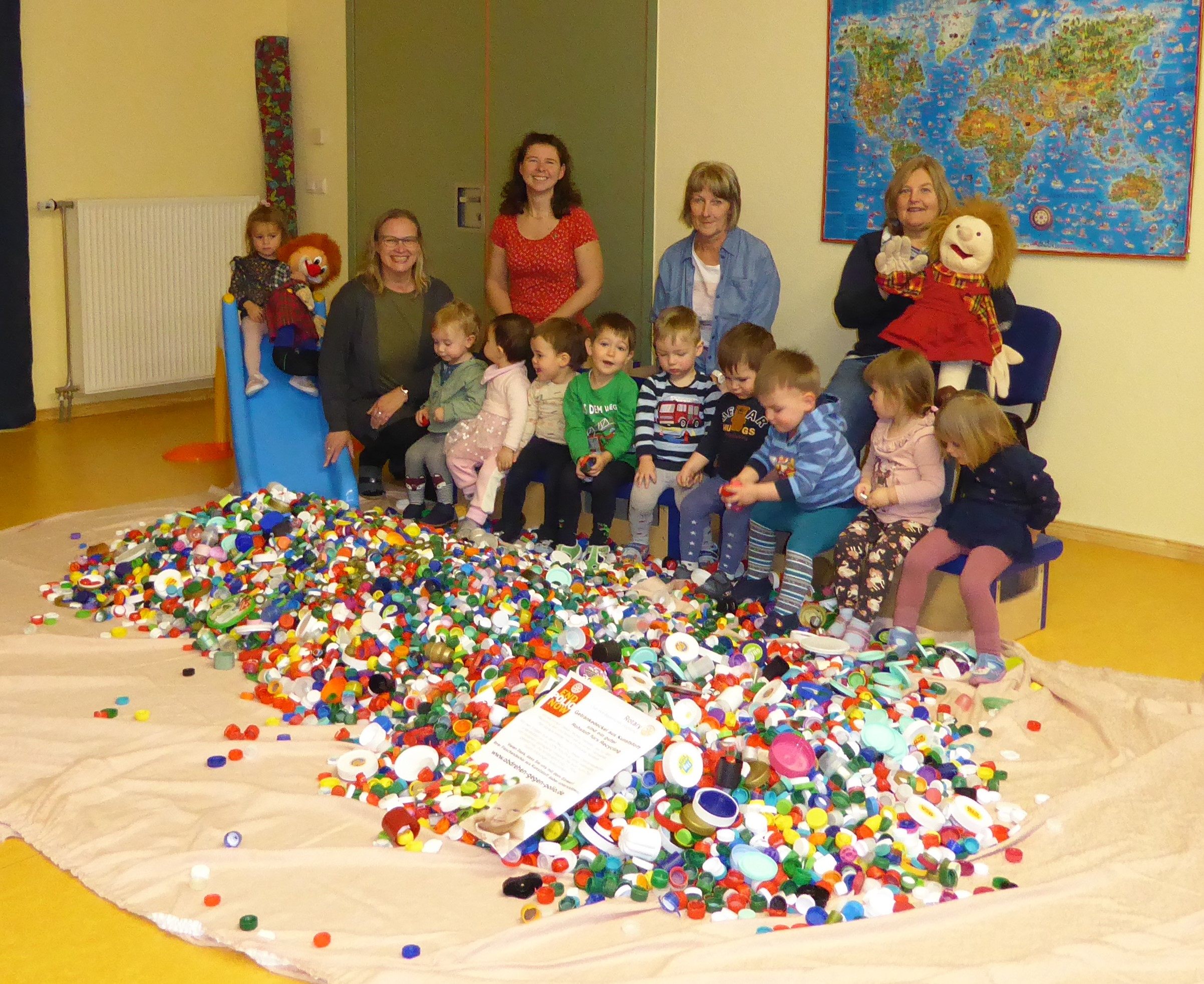 Bild Kindergartengruppe mit Deckeln