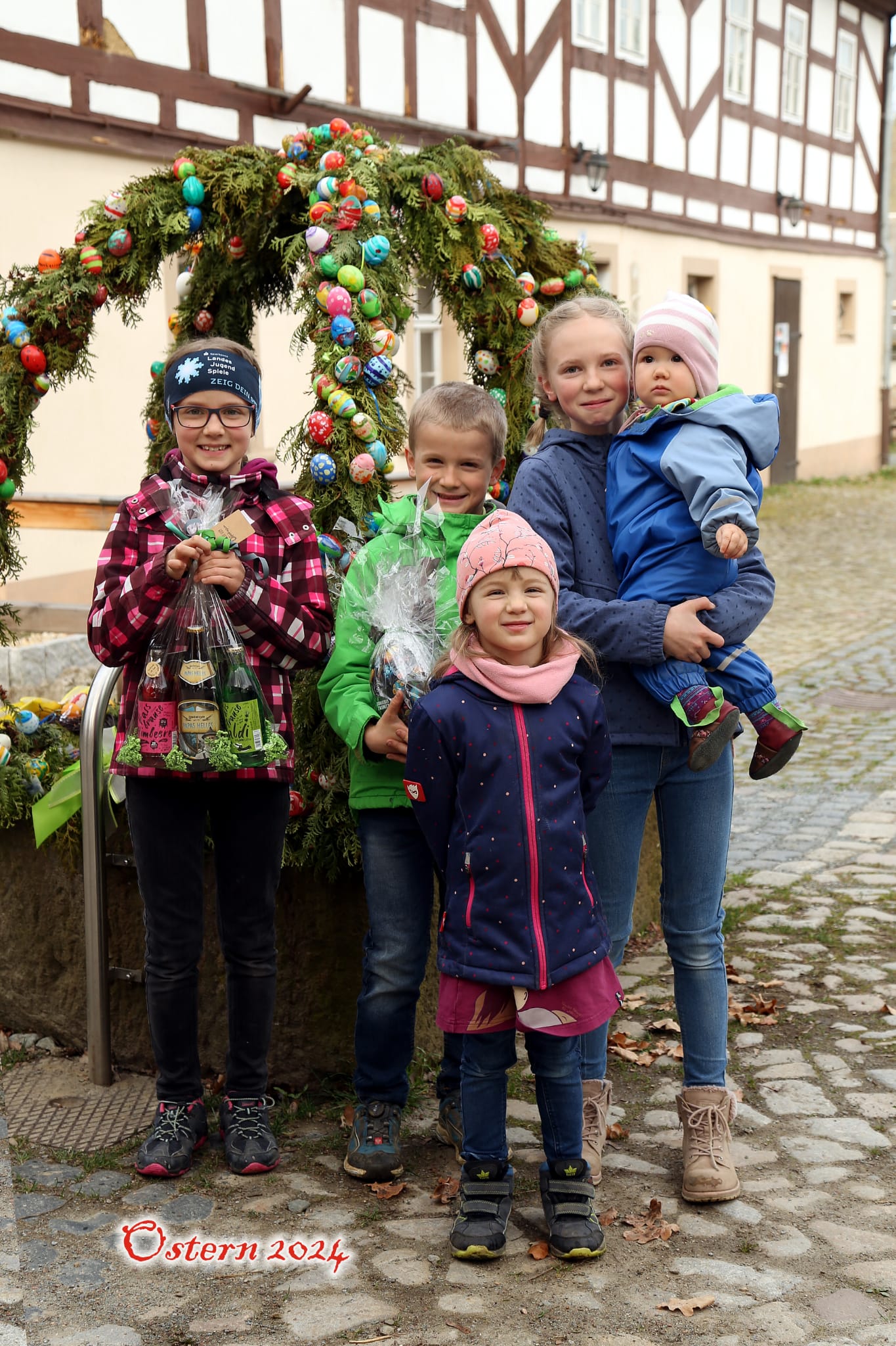 Kinder vor Osterbrunnen