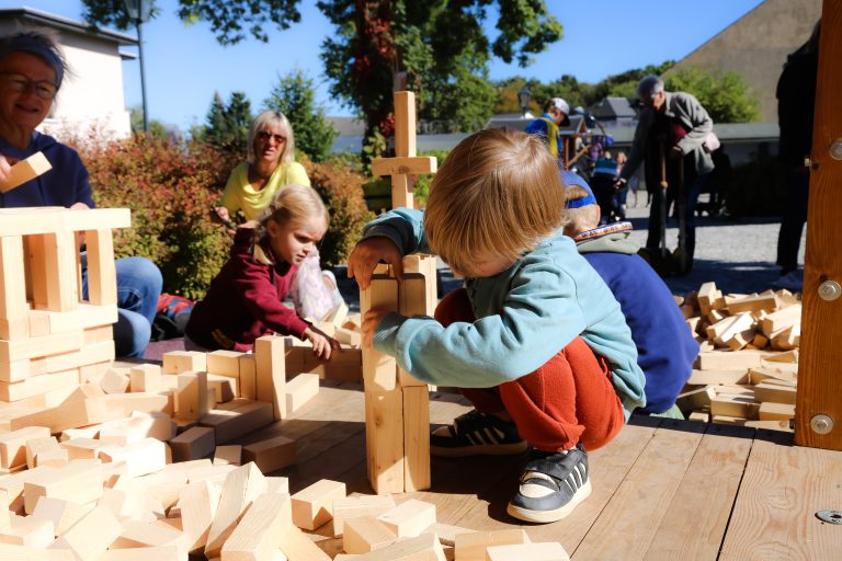 4.000 Holzbausteine lockten nicht nur die kleinen Baumeister. Es entstand eine Oase in der groß und klein die Zeit vergaßen und nach herzenslust Bauwerke errichteten.